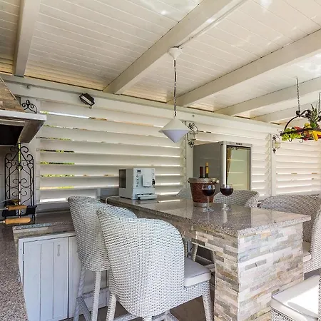 Gorgeous In With Kitchen * Pula