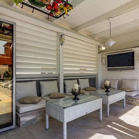 Gorgeous In With Kitchen * Pula