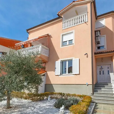Apartment Gorgeous In With Kitchen Pula