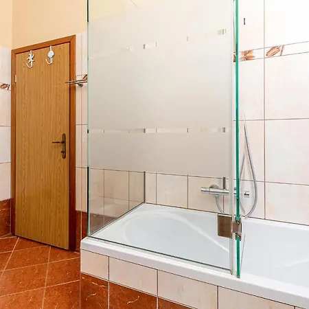 Apartment Gorgeous In With Kitchen Pula